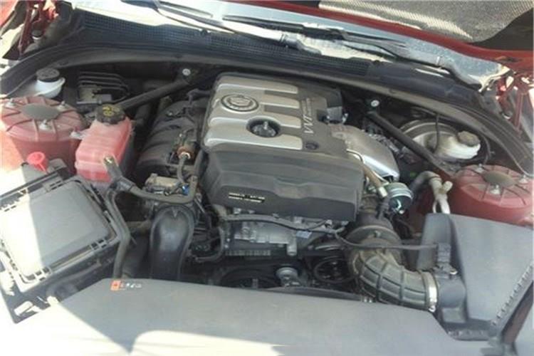 打开发动机舱盖，将博鱼网页版盒盖朝前掀起，取出空气滤芯，轻轻拍打滤芯端面