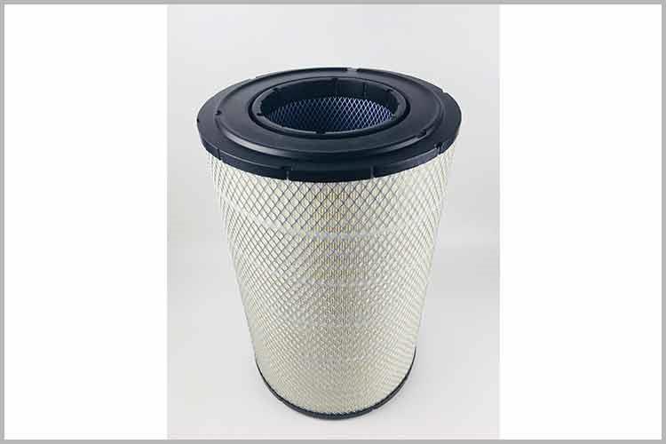 打开发动机舱盖，确认博鱼网页版的位置（一般位于发动机舱右侧，即右前轮上方位置，有条手臂粗软橡皮胶管连着的黑色方形塑料盒）