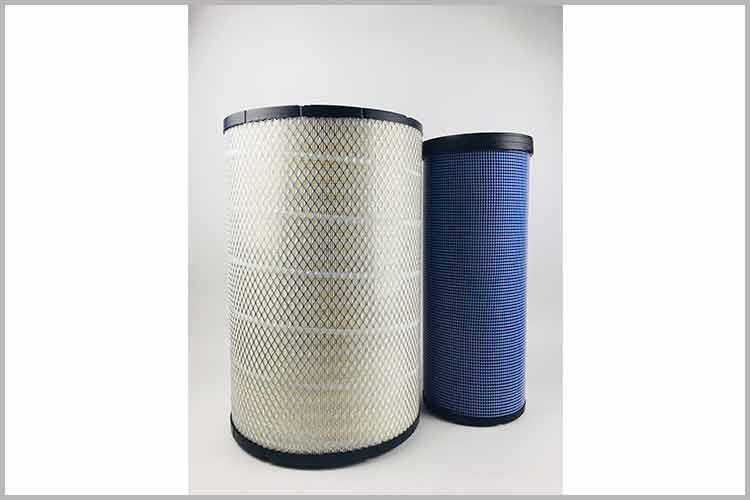 找到液压博鱼网页版位置，将博鱼网页版从安装支架上拔下来，将接油杯放在油管下方，并用钳子拆掉原来两边的一次性管箍