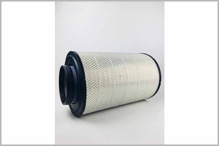 打开车辆前引擎盖，通常在面对发动机的右侧方向，只要用起子把空滤盒上的固定螺丝打开，就能看到轿车博鱼网页版了