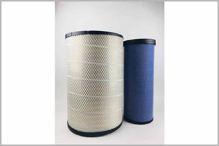 一般装有客车博鱼网页版的塑料盒子上面有卡子固定的，只需朝上轻轻掰起两个金属卡子