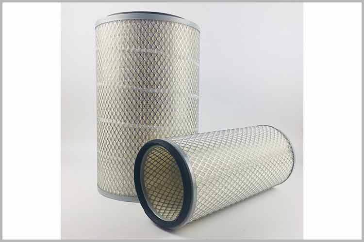 在安装新客车博鱼网页版之前，需要对空滤盒底部进行彻底的清理，把空滤下面的尘土清除干净